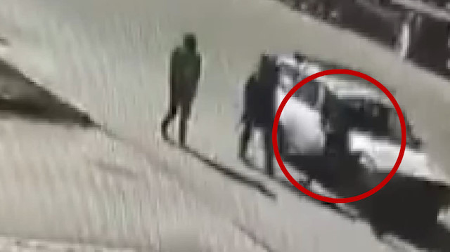 Genç kıza çarptıktan sonra yoluna devam eden sürücü kamerada